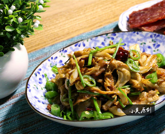 很好吃的下饭菜干锅菌菇·小美的美食的做法
