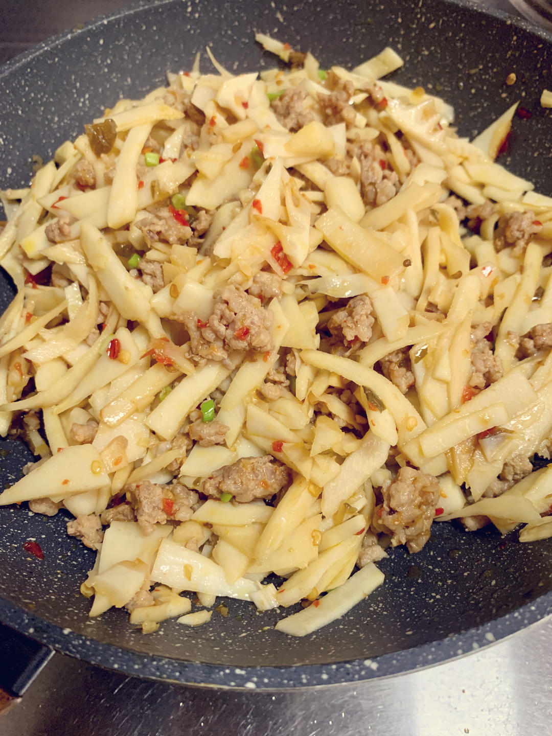 双椒肉末炒笋丝，超级下饭的炒笋，笋