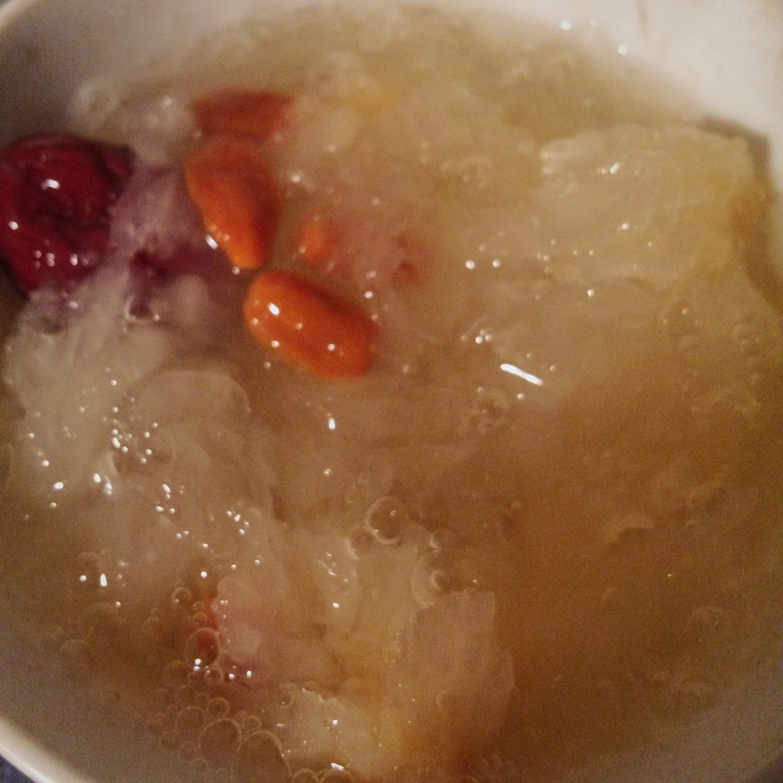 银耳红枣枸杞甜汤
