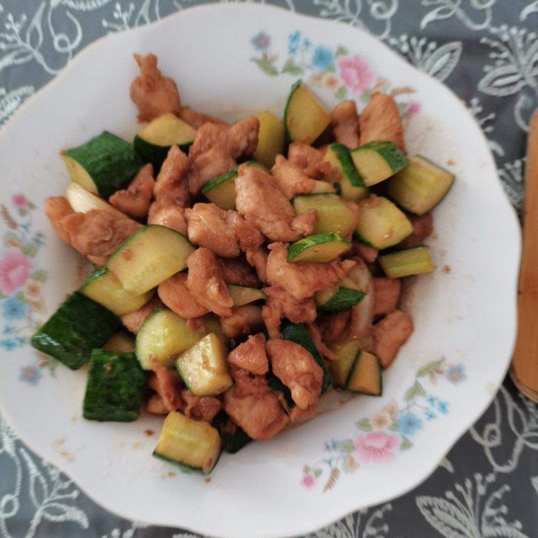 今日菜谱：黄瓜鸡丁