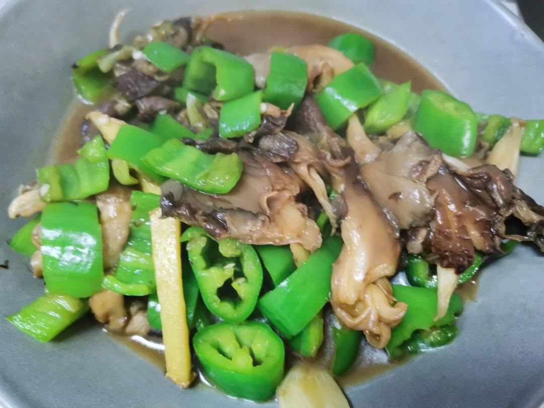 平菇青椒炒鸡蛋 好吃又营养的超快手家常菜