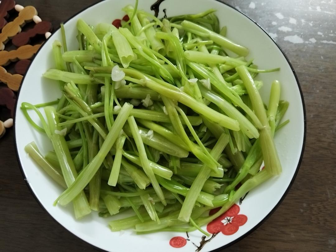 蒜泥炒空心菜梗的做法 步驟2
