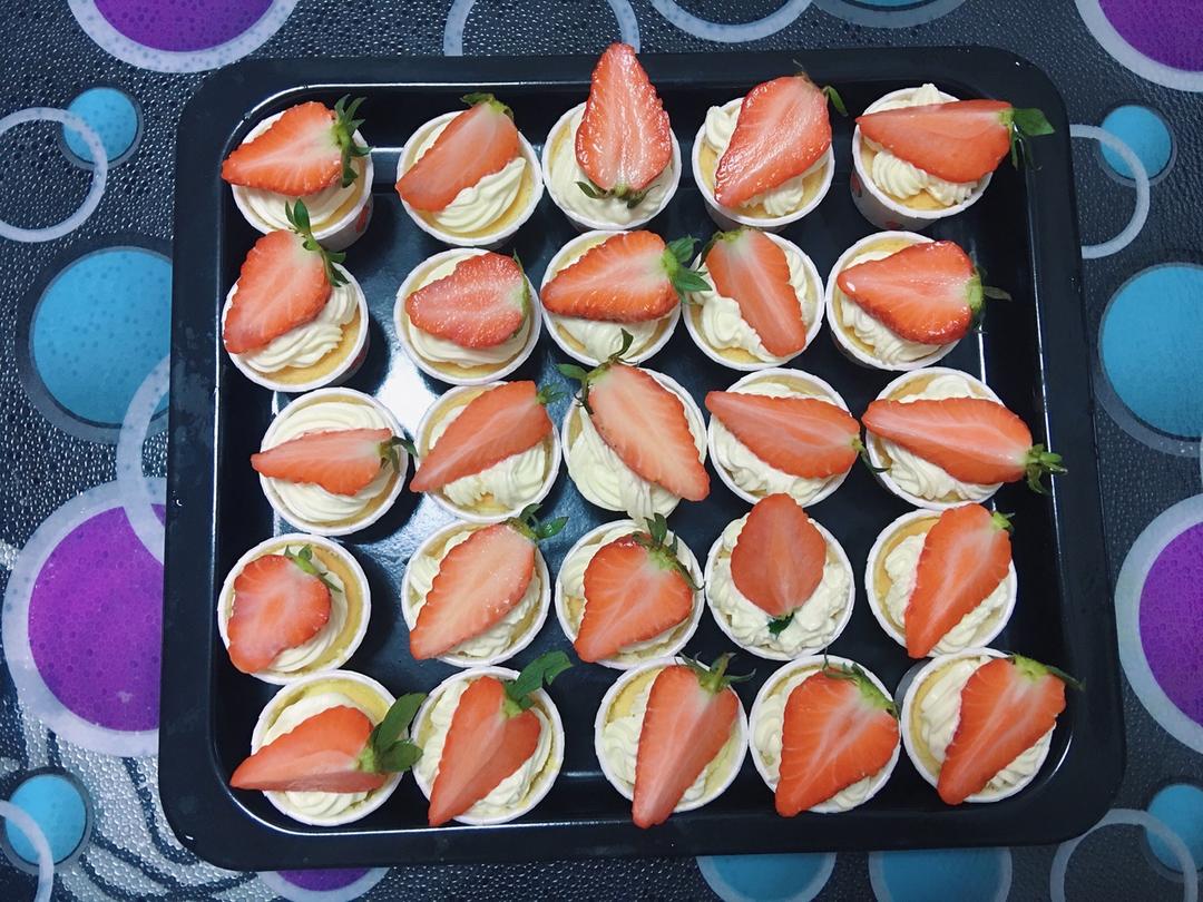 草莓奶油杯子蛋糕