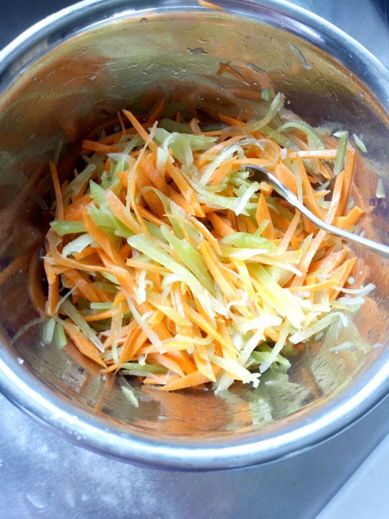 凉拌胡萝卜莴笋（清甜爽脆，下日开胃菜）的做法 步骤2
