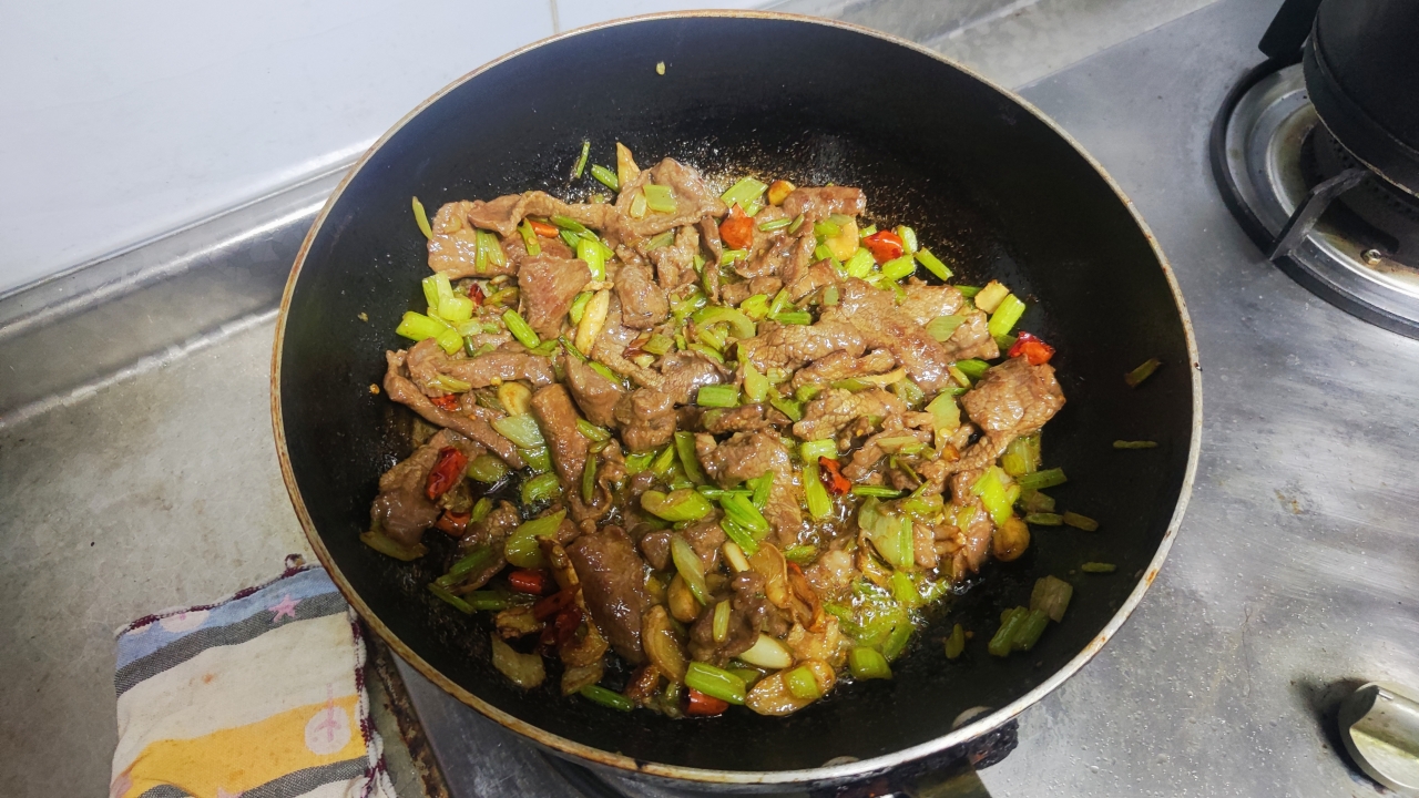 芹菜炒牛肉的做法