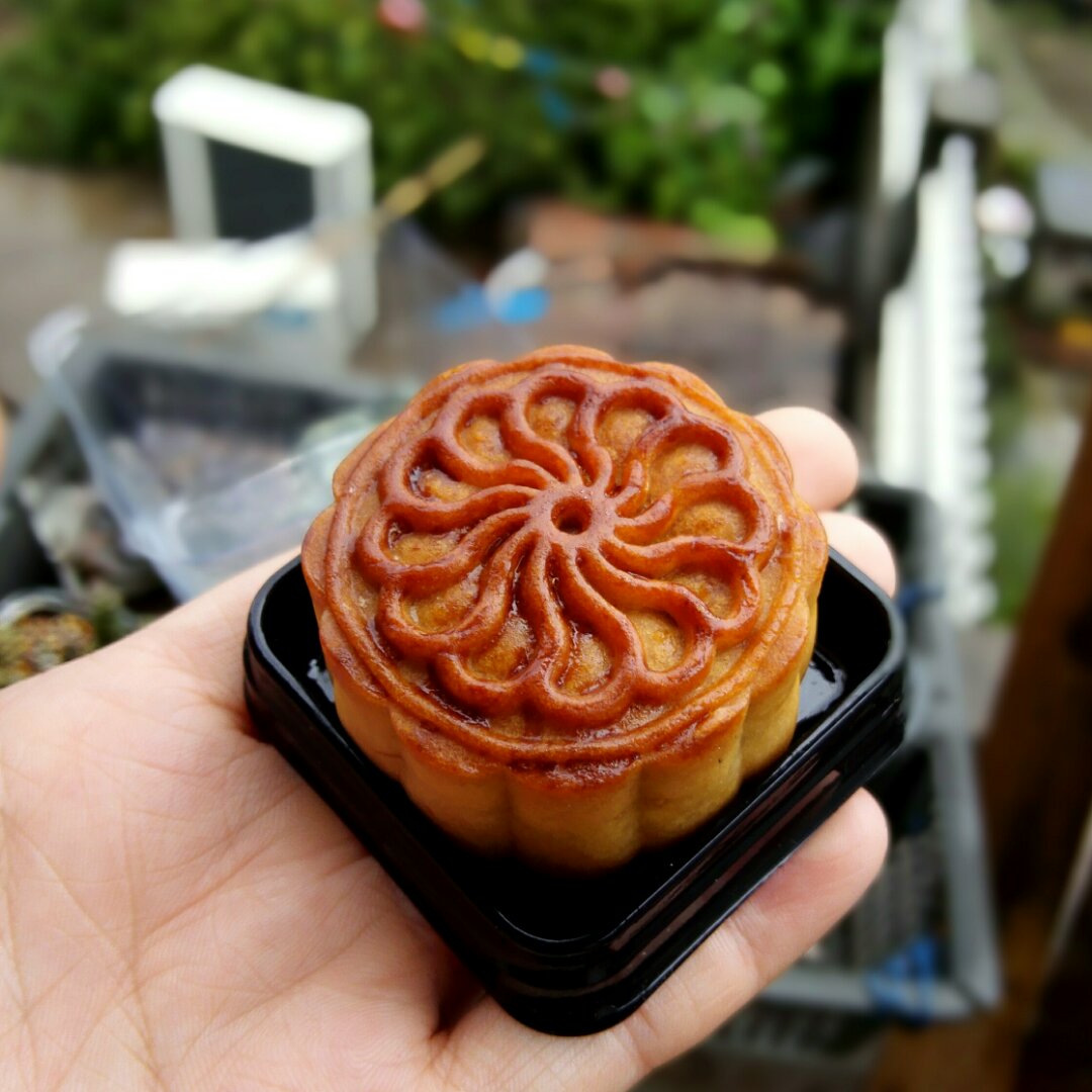 广式月饼—蛋黄芝麻月饼