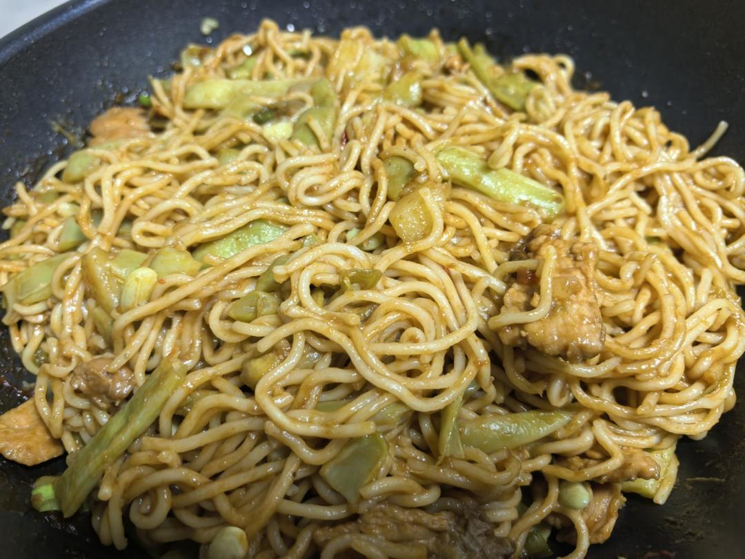 五花肉豆角土豆铁锅焖面
