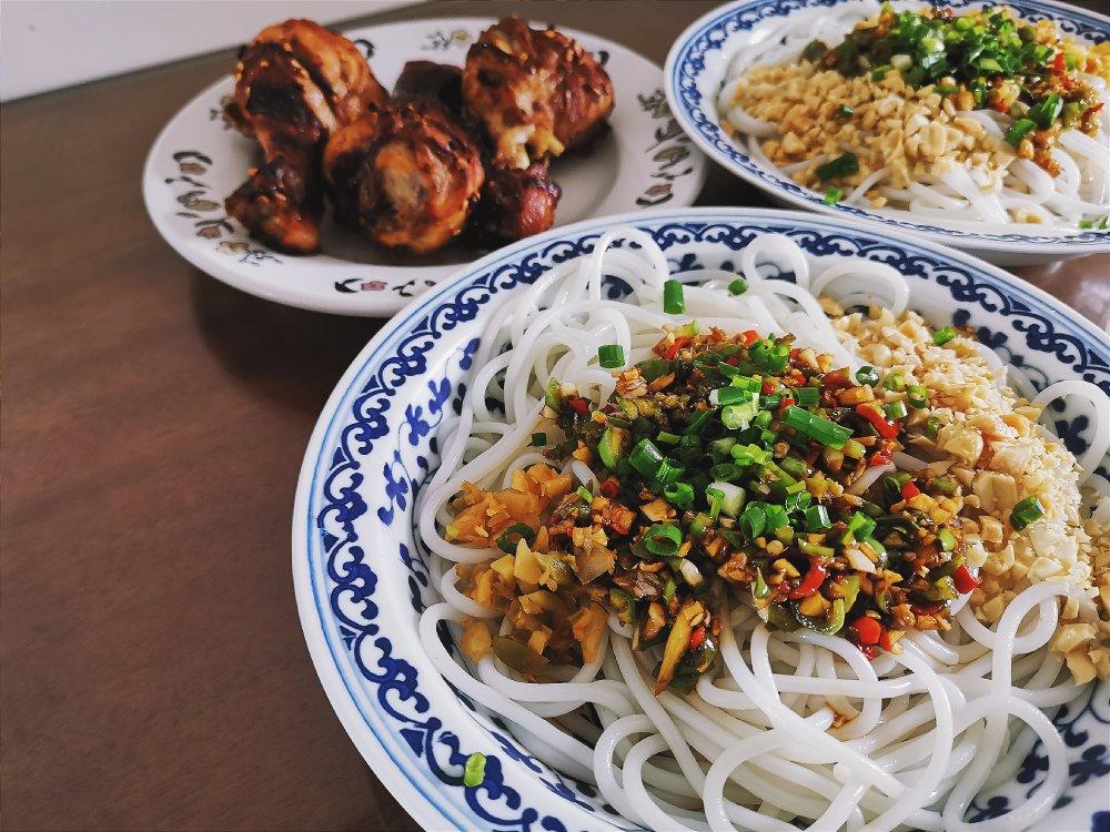 【南昌拌粉】穷对付有门道，没肉没菜能吃饱！