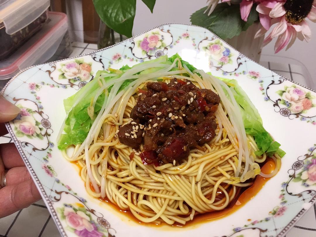 多多家的豆豆做的牛肉酱拌面