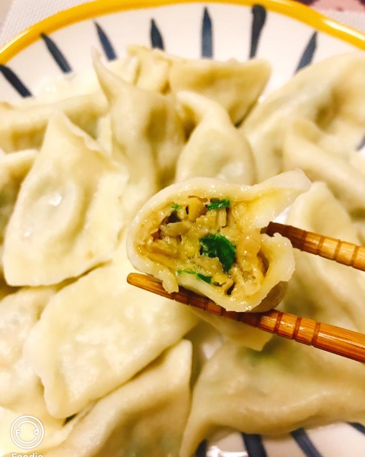 蘑菇猪肉韭菜水饺