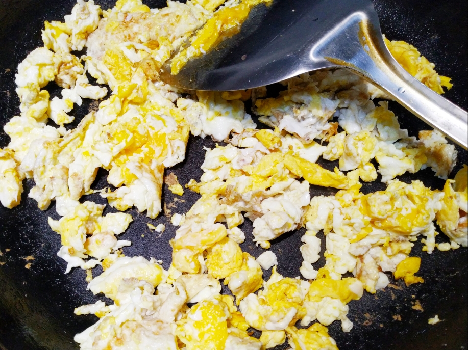 超简单的鸡蛋炒香葶的做法 步骤1
