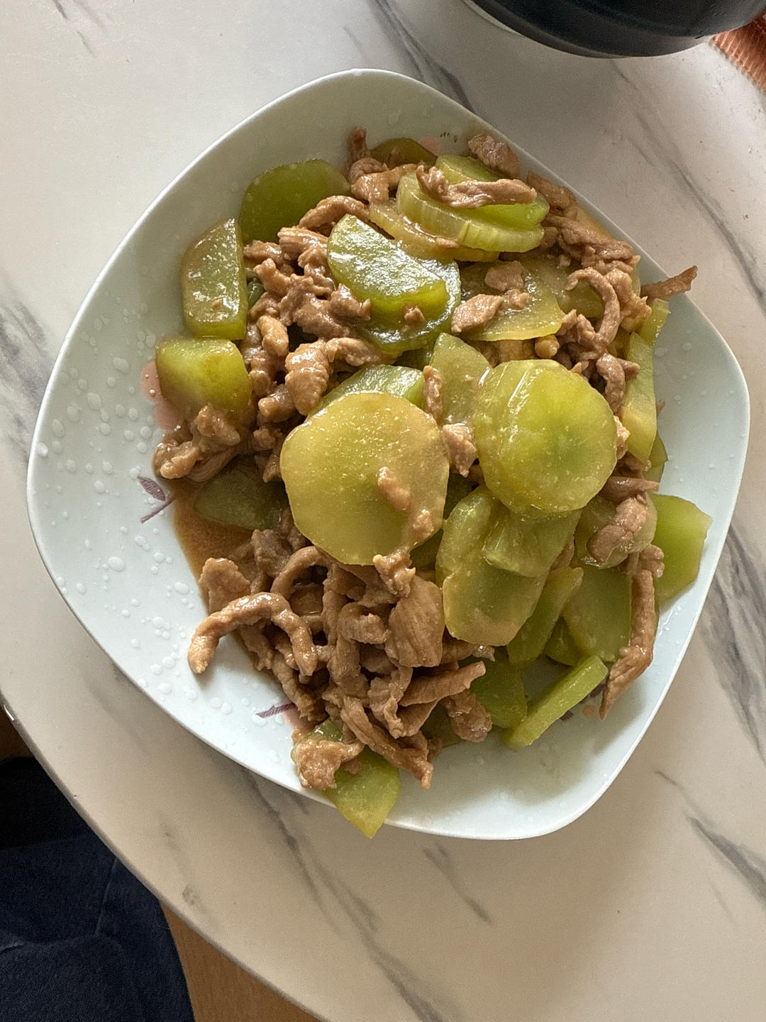 简单好吃下饭的莴笋炒肉来啦！