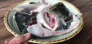 砂锅鱼头的做法 步骤1