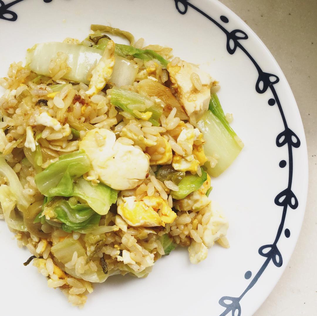 白菜咸蛋蛋炒饭-冰箱里剩什么1的做法