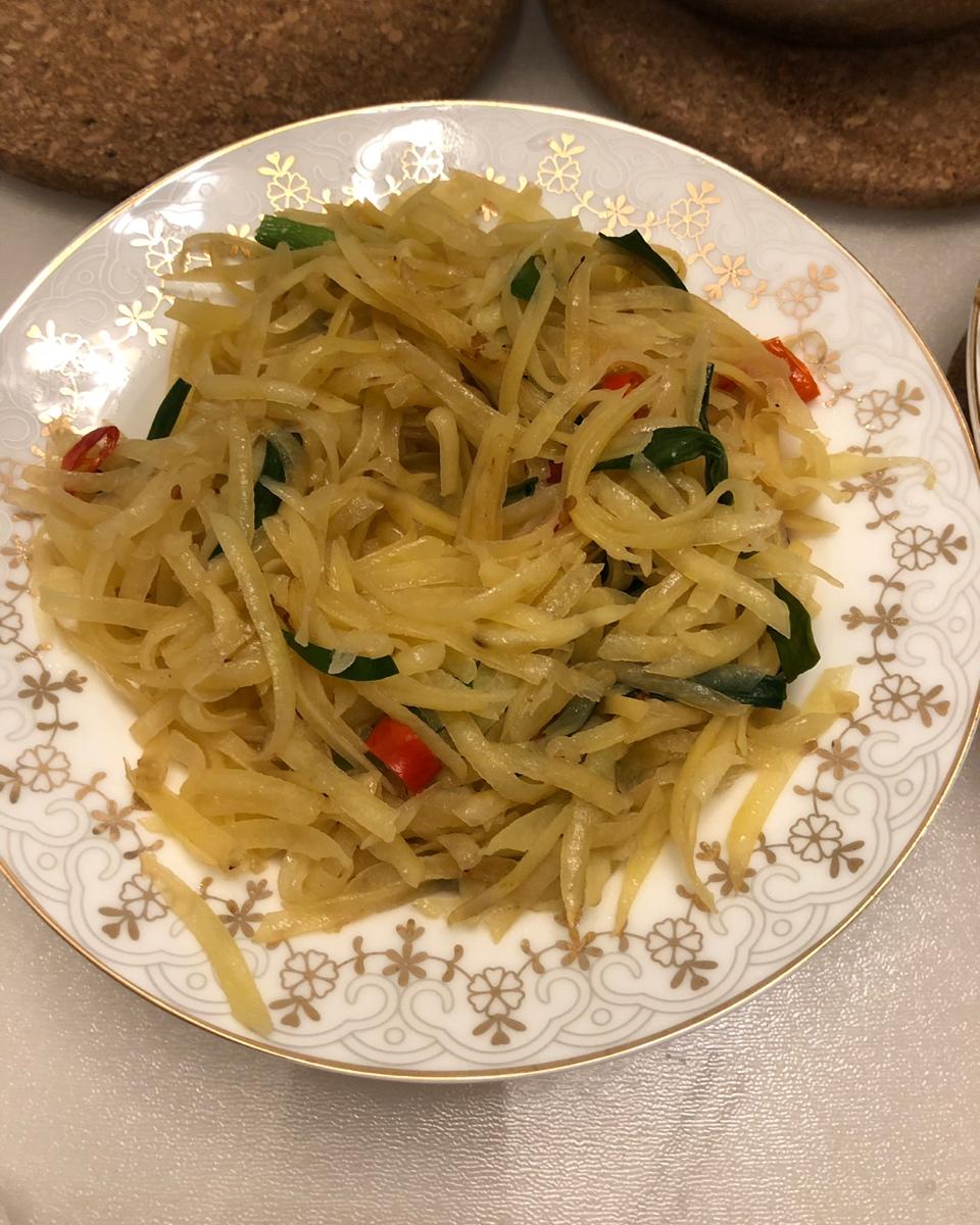 厨师长教你：“炝炒土豆丝”的家常做法，口感爽脆