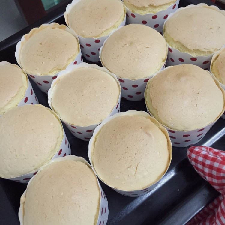 鲜奶油戚风杯子蛋糕（纸杯蛋糕）