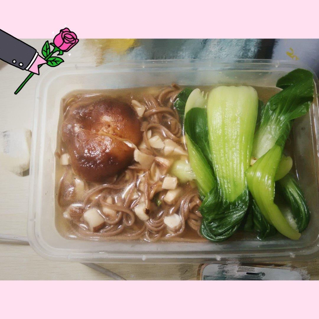 菌汤面条 看得见的香菇 尝得到的鲜美 这才是真正的菌汤