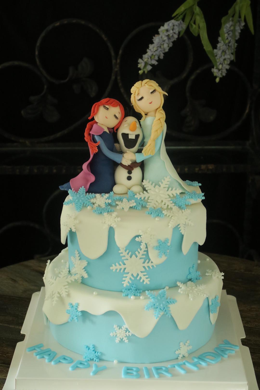 冰雪奇缘    ，，，，，艾莎公主翻糖蛋糕的做法