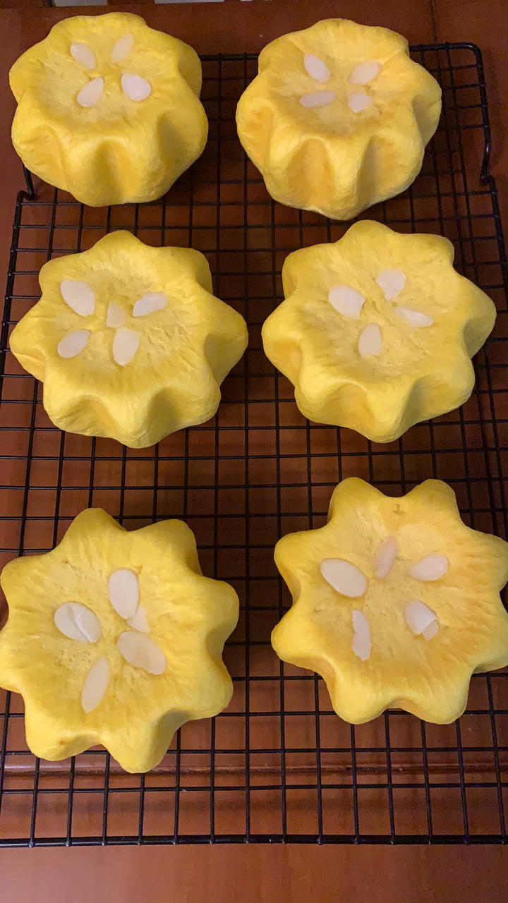 烤了一盘花儿~八角南瓜大鼓面包