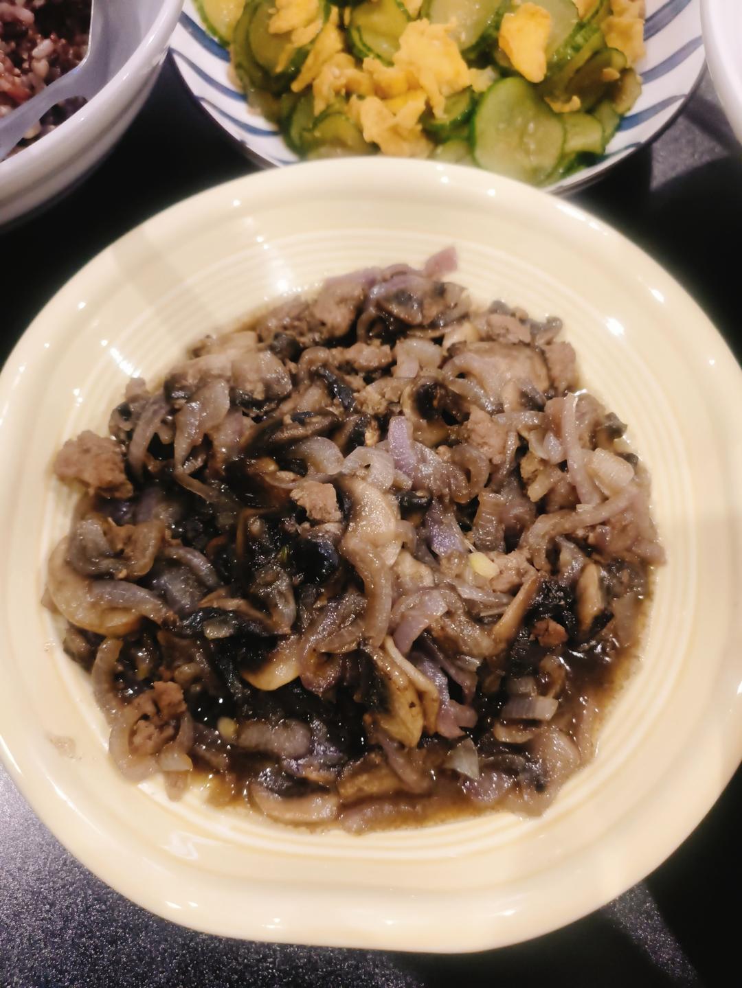 下饭菜-洋葱炒蘑菇（低盐低糖）