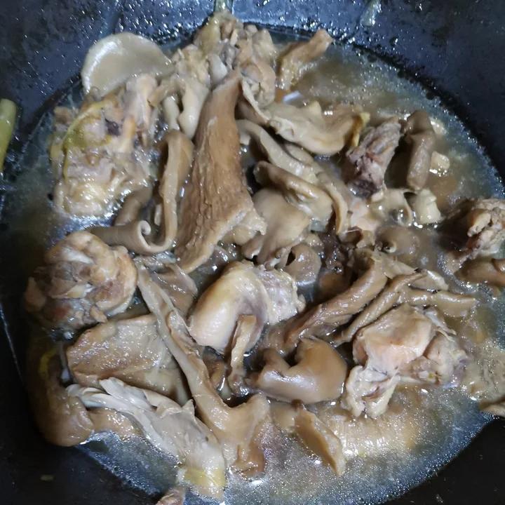 家常蘑菇炖鸡腿