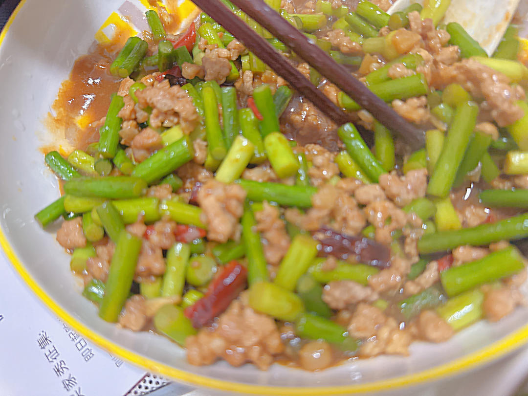 蒜苔炒肉末，三碗米饭都不够吃