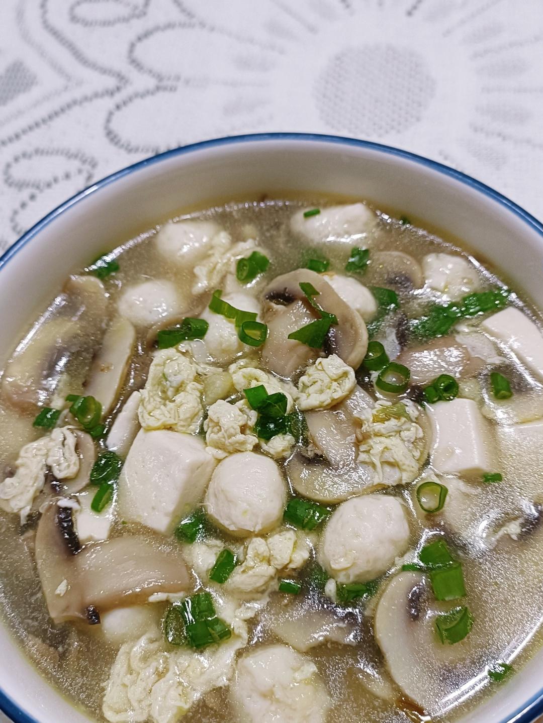 蘑菇（口蘑）丸子鸡蛋汤
