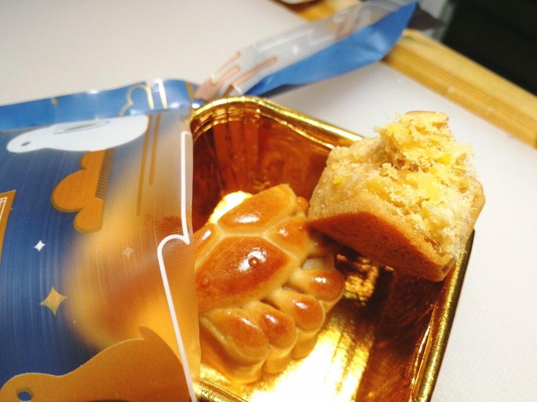 咸蛋黄肉松月饼