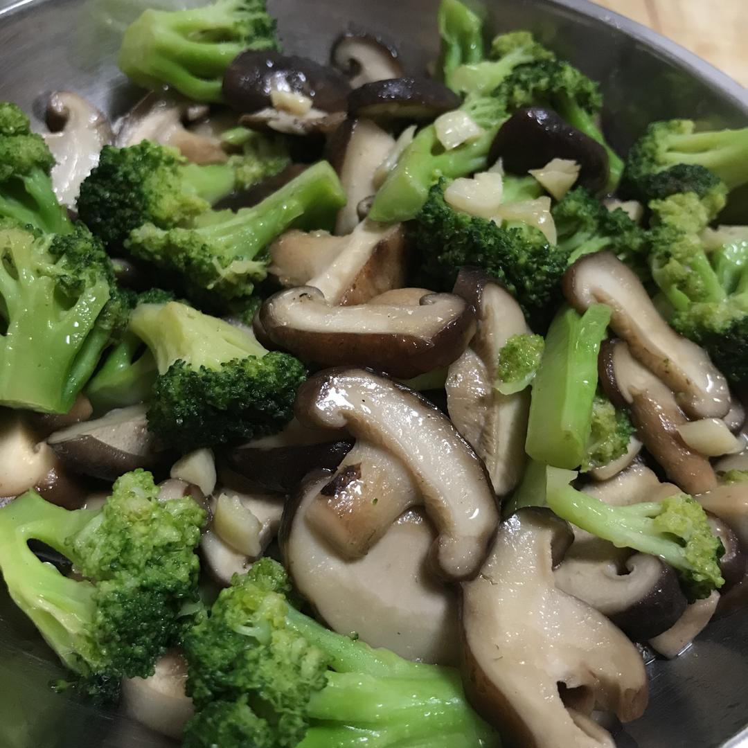 百姓人家——西兰花胡萝卜炒蘑菇