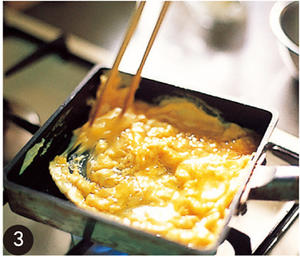 鸡蛋烧——《深夜食堂》料理设计师饭岛奈美的私房笔记的做法 步骤3