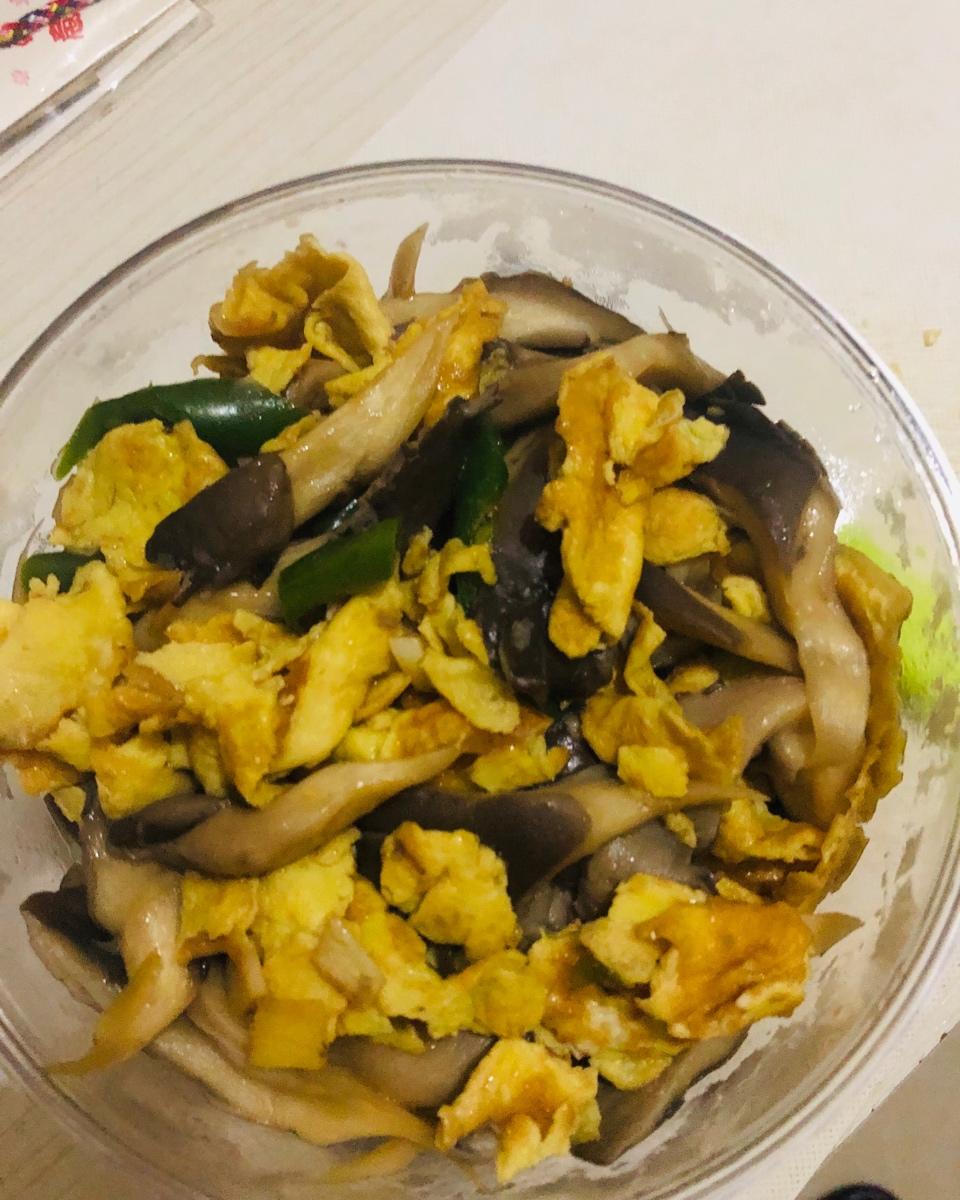 平菇青椒炒鸡蛋 好吃又营养的超快手家常菜