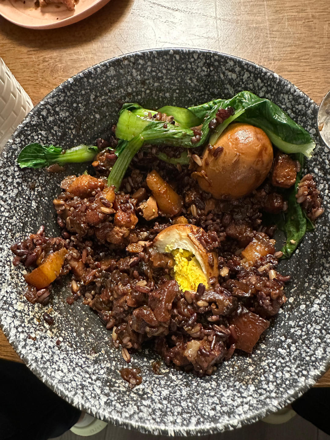 〈油葱酥台式卤肉饭〉
