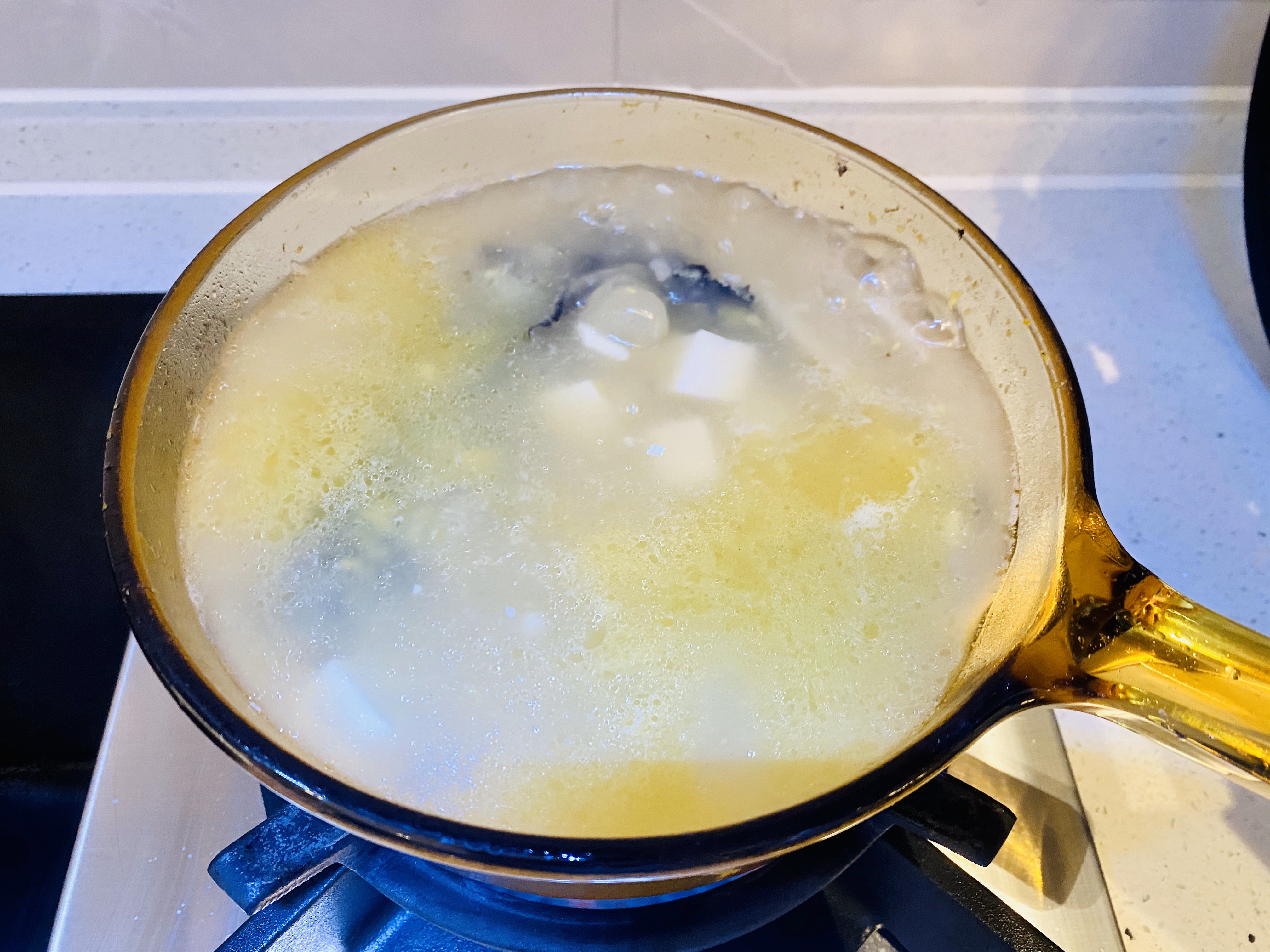 汤白油黄的昂刺鱼豆腐汤（内附豆腐完美脱“外套”教程）的做法 步骤21