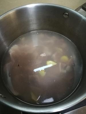 苹果银耳瘦肉汤的做法 步骤3