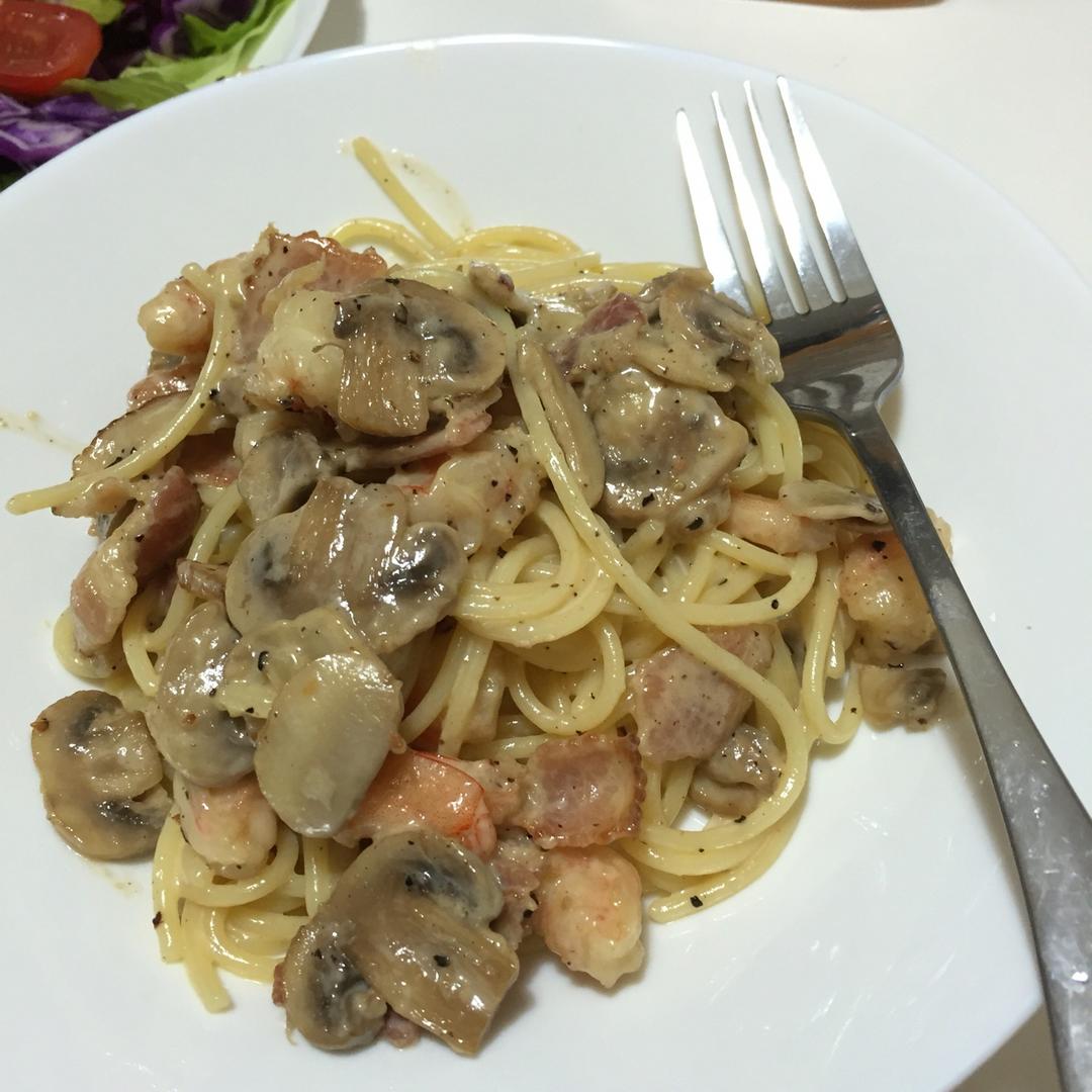 白蘑菇奶油培根意面