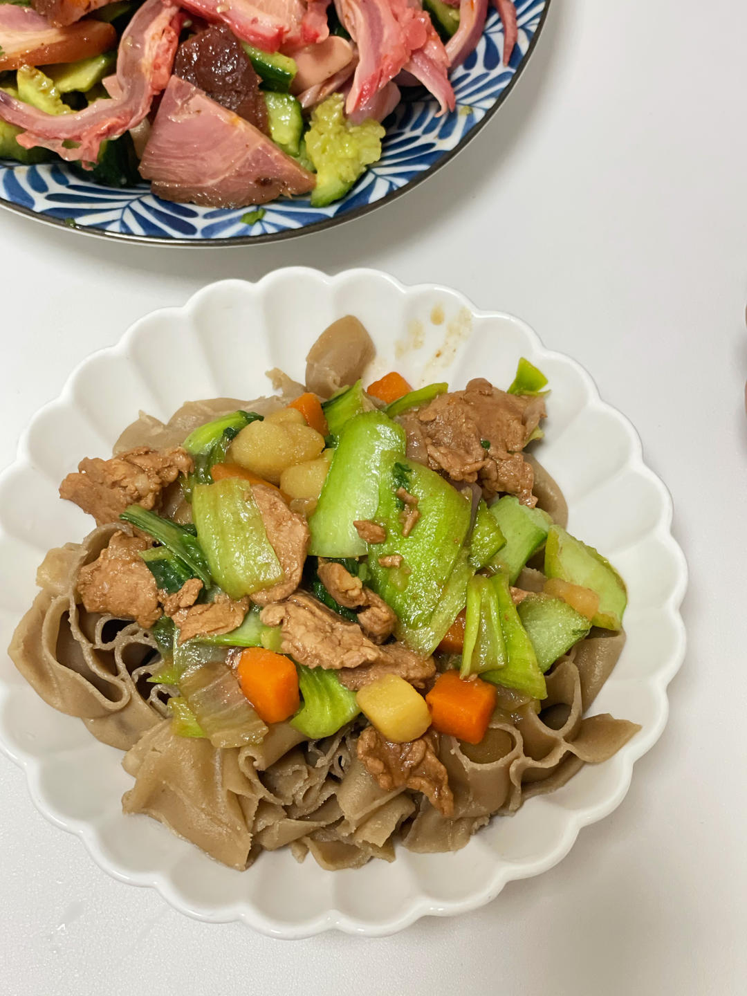 肉丁杂蔬浇汁莜面窝窝