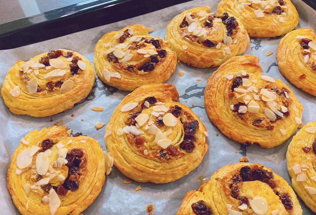 汐鸢做的丹麦杏仁提子肉桂卷