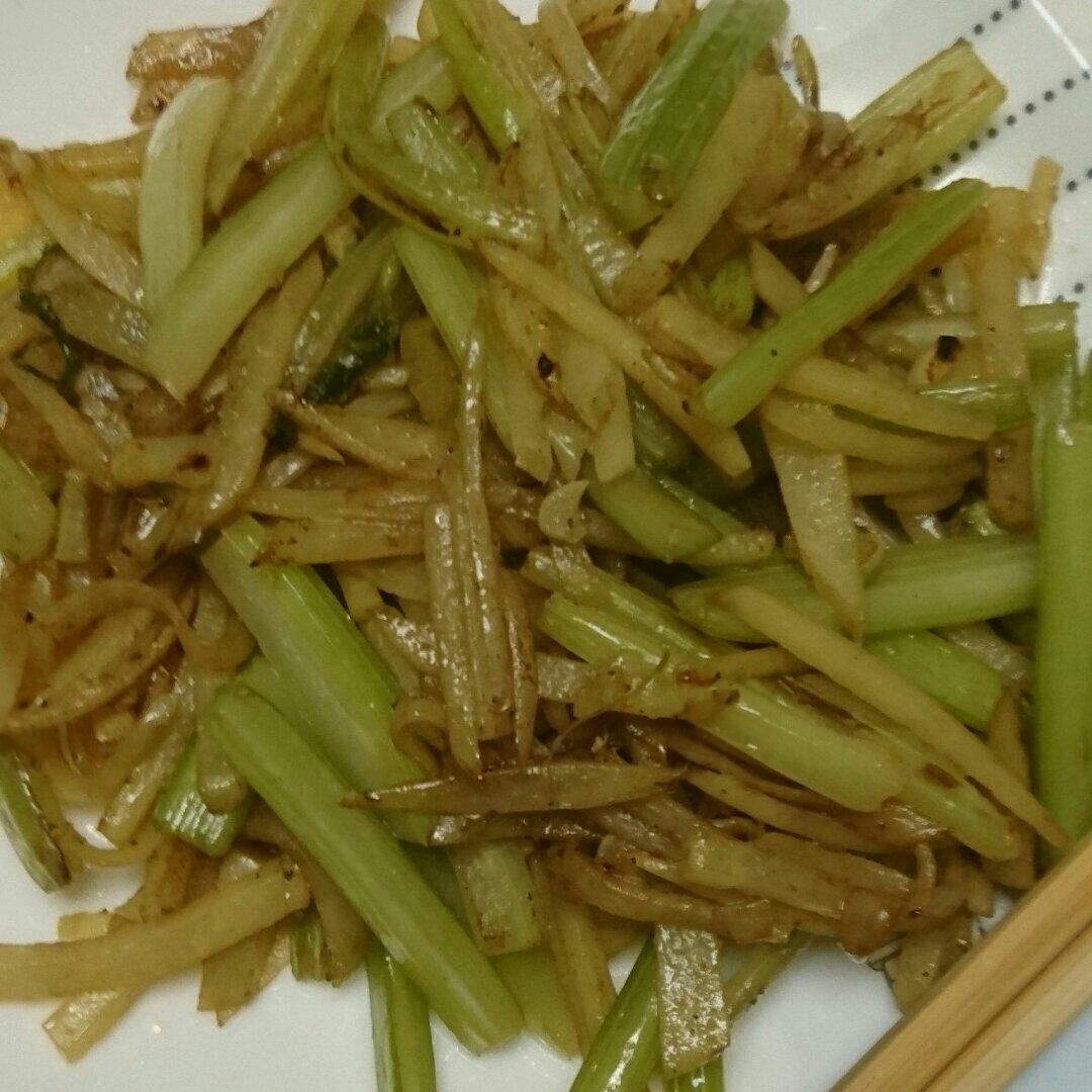 小芹菜炒土豆丝