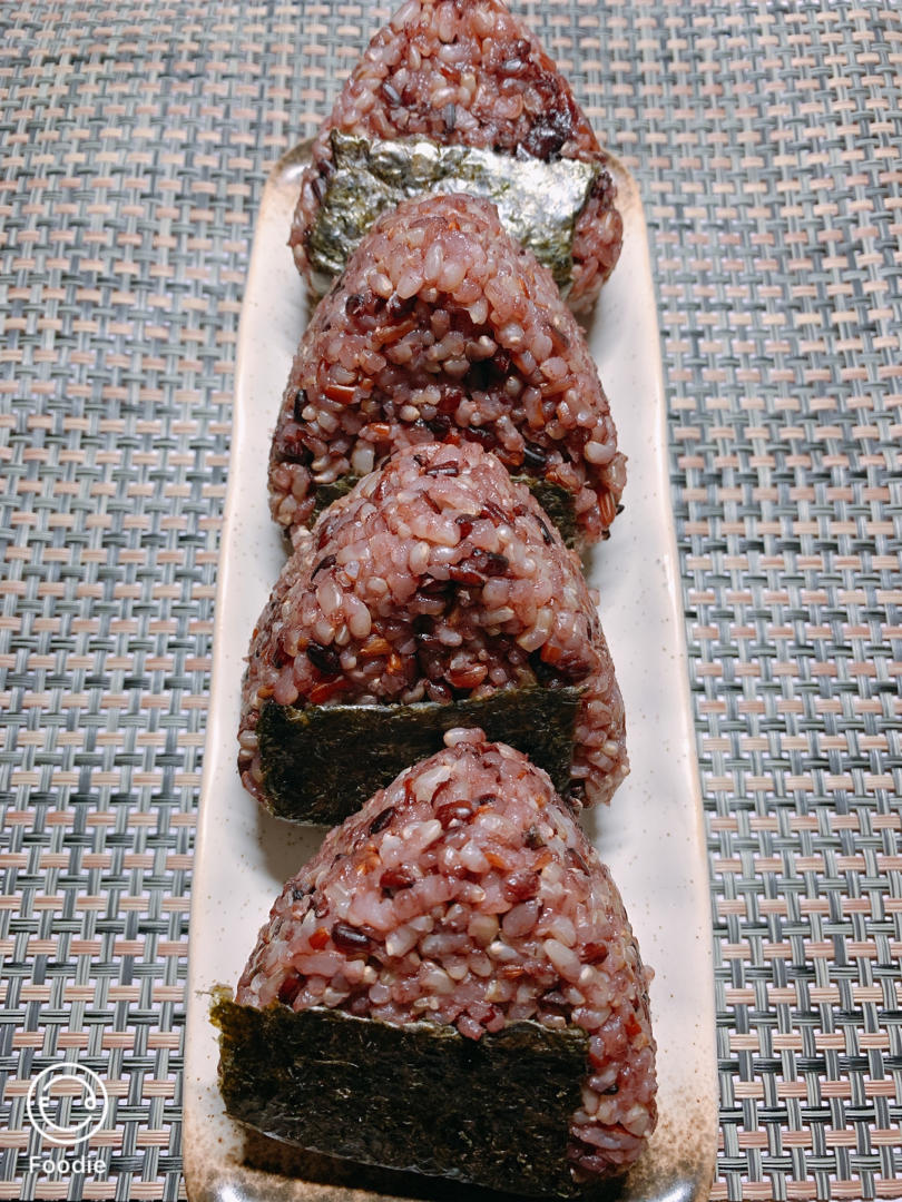 核桃糙米肉松饭团