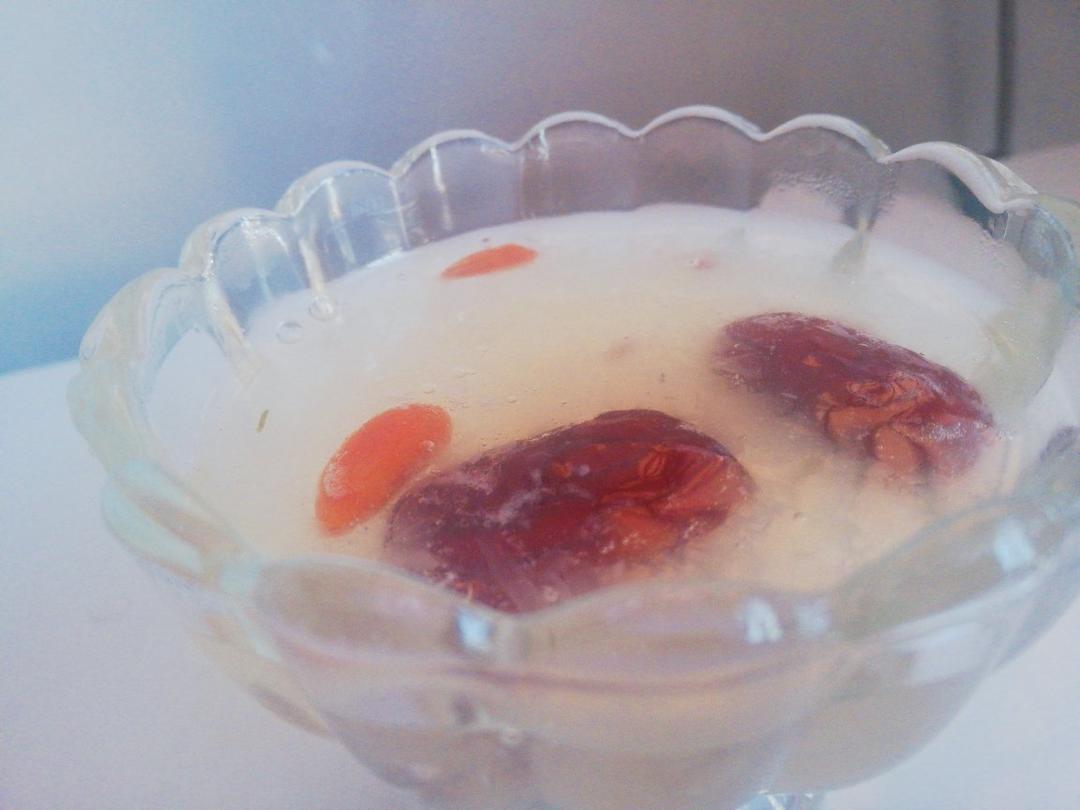 银耳莲子汤(养心驻颜、出胶快秘诀)