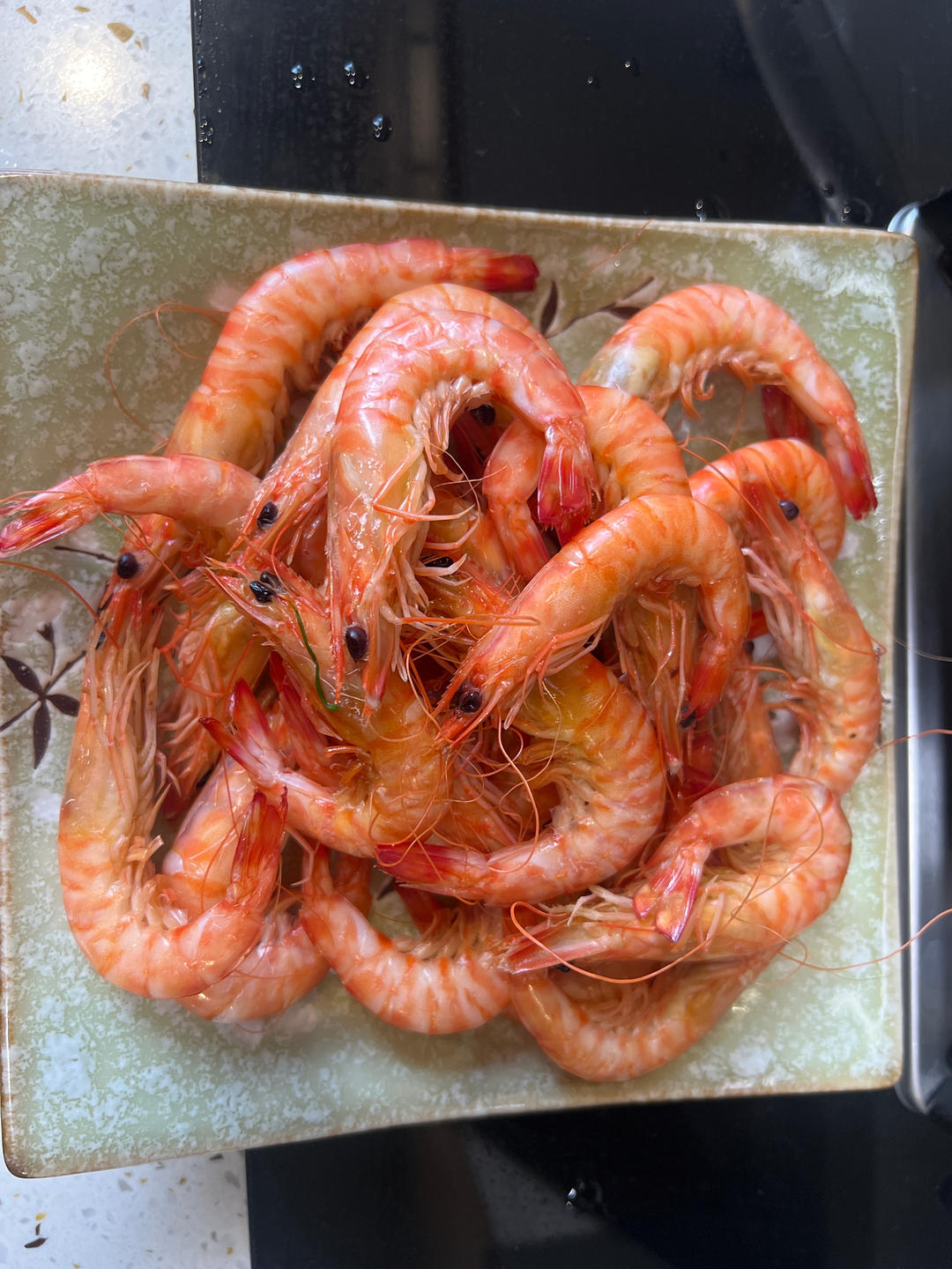 没有一滴水的白灼斑节虾