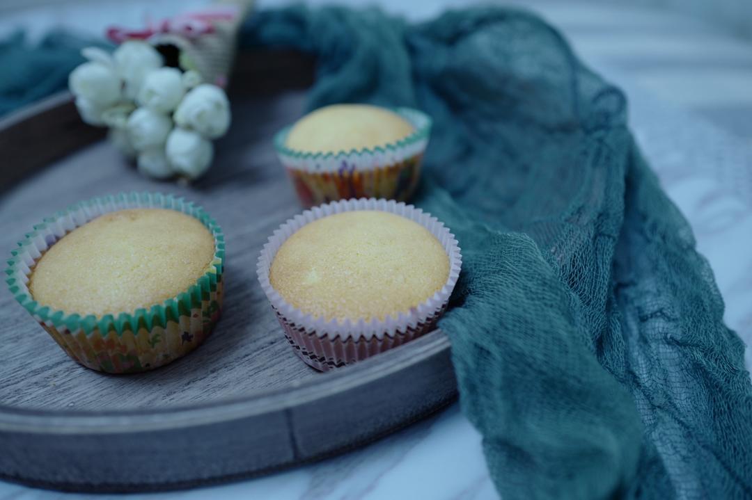 全蛋法打发原味海绵杯子蛋糕