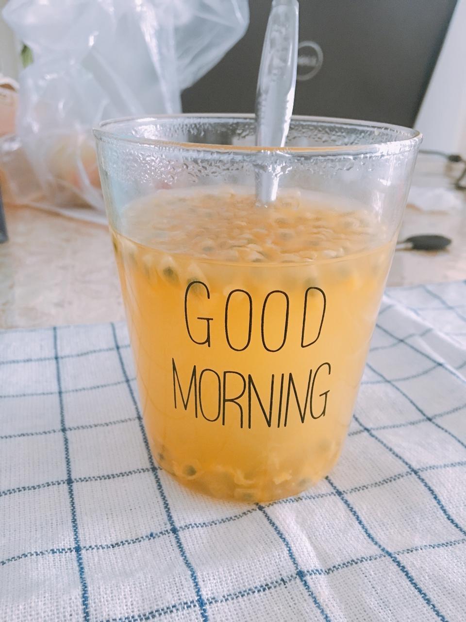 zm2life做的百香果的朴素吃法(百香果汁)