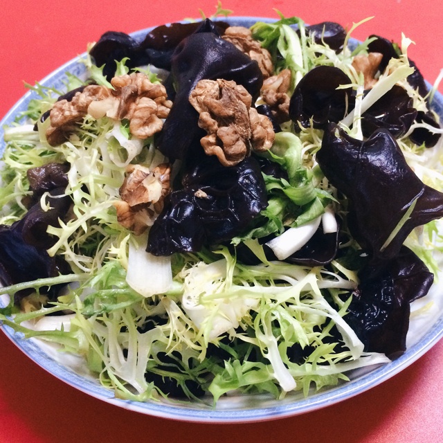 苦菊拌鲜核桃仁