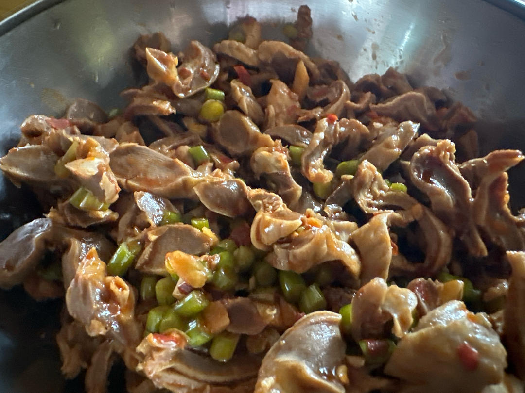 香辣鸡胗炒蒜苔