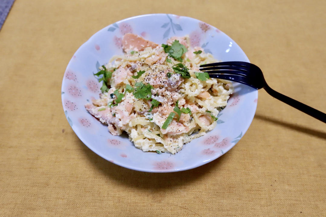 简单快手高端大气兼美味的烟熏三文鱼奶油蛋意面smoked salmon carbonara