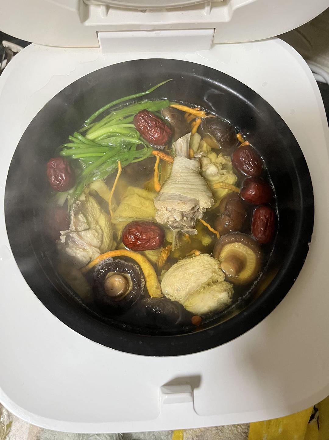 一只鸡腿煲靓汤，香菇鸡腿汤