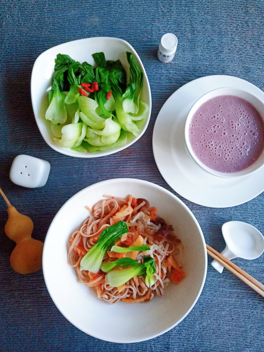辣白菜木耳青菜拌面配紫薯藜麦浓汤——快速搞定丰盛营养健康素餐