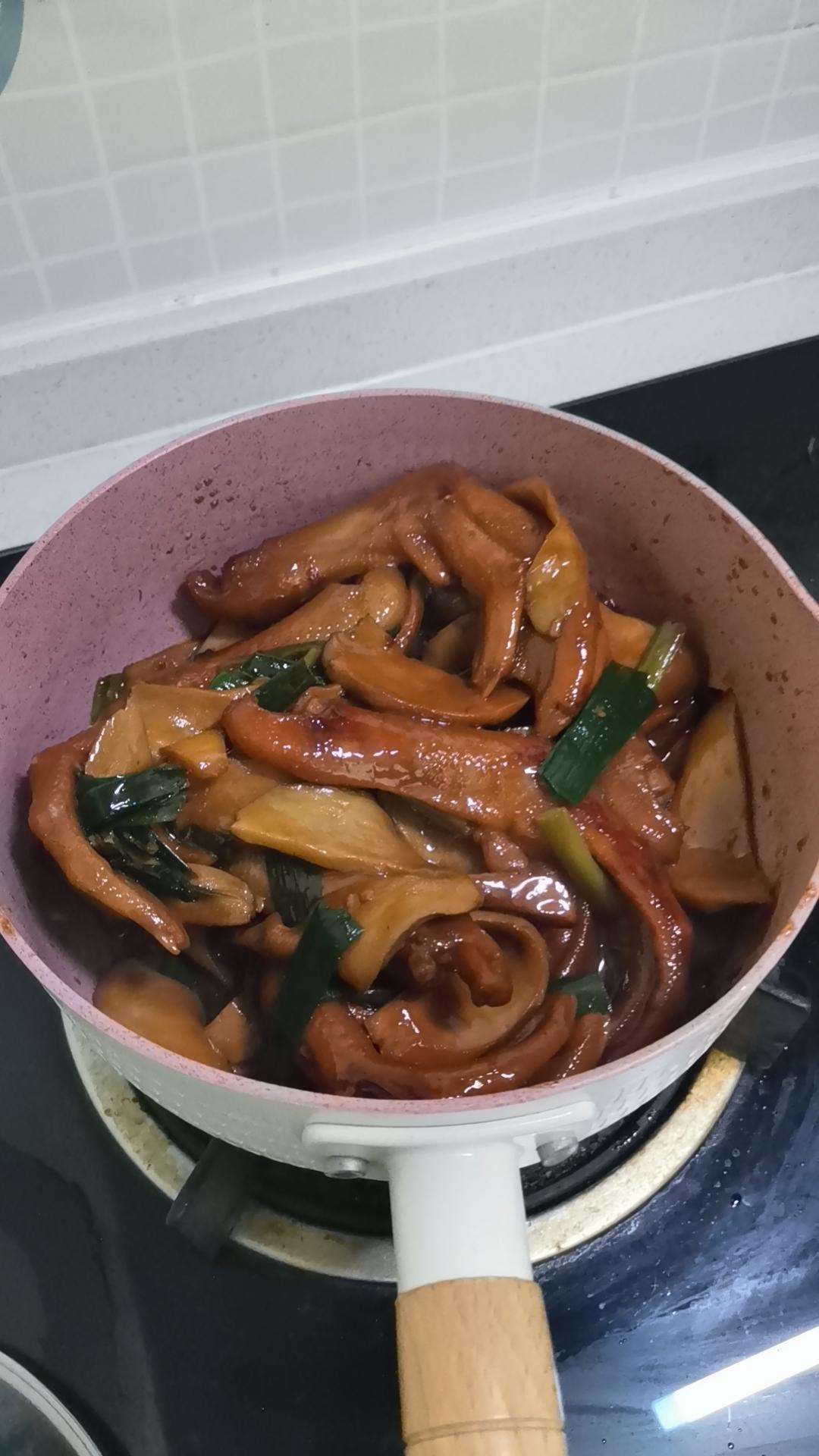 红烧鸭掌煲