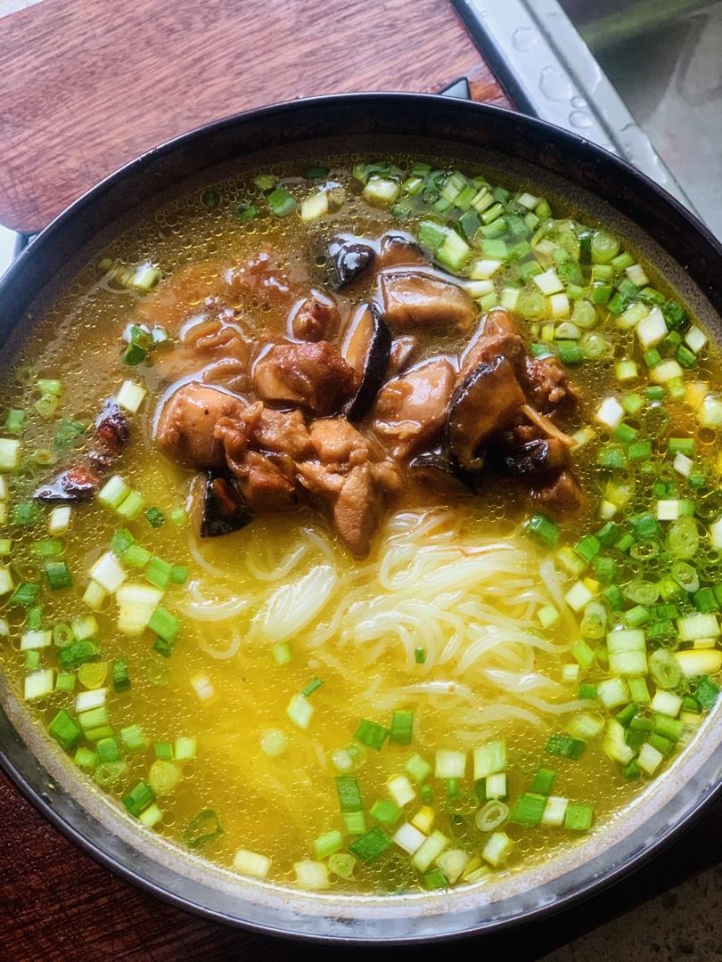 香菇鸡块米线